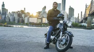Brilliant Minds Vehicles : Zachary Quinto conduit une belle moto pour jouer le Dr Oliver Wolf dans la saison 1, épisode 1