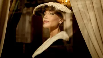 Tenues du film Maria : Angelina Jolie porte un béret en crochet pour jouer Maria Callas
