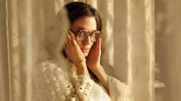 Tenues du biopic de Maria : Angelina Jolie porte des lunettes surdimensionnées pour jouer Maria Callas dans le film