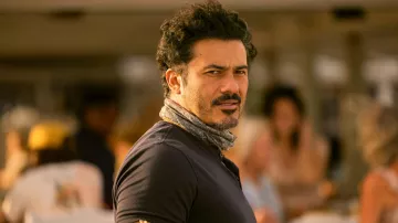 Tenues d’Outer Banks Saison 4 : Lightner (Rigo Sanchez) porte une écharpe imprimée