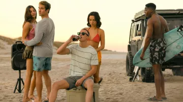 Outer Banks Saison 4 Penderie : Rafe Cameron (Drew Starkey) porte un t-shirt rayé avec poche