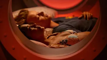 Vêtements : Madison Bailey porte un haut de bikini imprimé pour jouer Kiara Carrera dans la saison 4