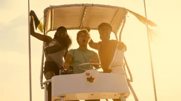 La garde-robe de la série télévisée Outer Banks : Cleo (Carlacia Grant) porte un sac ceinturé dans la saison 4