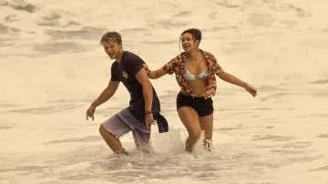 Tenues de la série télévisée Outer Banks : Madison Bailey porte une chemise imprimée marron pour représenter Kiara Carrera dans la saison 4