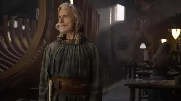Costumes of The Lord of the Rings: The Rings of Power: Pleated tunic worn by Círdan (Ben Daniels) in season 2, episode 1
