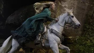 Costumes du Seigneur des Anneaux : Les Anneaux de Pouvoir : Galadriel (Morfydd Clark) porte une cape verte Emeral dans l’épisode 1 de la saison 2