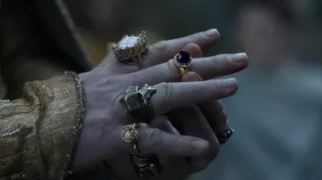 El Señor de los Anillos: Los Anillos de Poder - Disfraces: El Alto Rey Gil-galad (Benjamin Walker) usa hermosos e increíbles anillos en la temporada 2, episodio 1