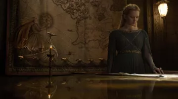 Le Seigneur des Anneaux : Les Anneaux de Pouvoir - Penderie : Morfydd Clark porte une tunique plissée pour jouer Galadriel dans la saison 2, épisode 2