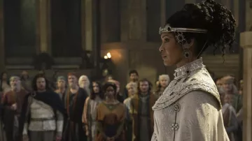 Le Seigneur des Anneaux : Les Anneaux de Pouvoir : La Reine Régente Míriel (Cynthia Addai-Robinson) porte un diadème et une tunique blanche dans l’épisode 3 de la saison 2