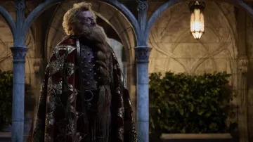 Costumes du Seigneur des Anneaux : Les Anneaux de Pouvoir : Le Prince Durin IV (Owain Arthur) porte une cape en velours brodé d’or rouge dans l’épisode 5 de la saison 2