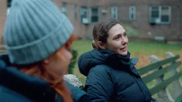 Sa garde-robe de film pour ses trois filles : Elizabeth Olsen porte un sweat à capuche Doudoune pour représenter Christina