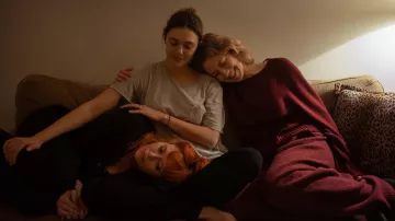 Vêtements de ses trois filles Film : Carrie Coon porte un pull marron pour jouer Katie