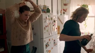 Sa garde-robe de film pour ses trois filles : Christina (Elizabeth Olsen) porte un pull en tricot blanc