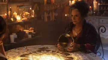Tenues de la série télévisée Agatha All Along : Lilia Calderu (Patti LuPone) porte un pendentif collier dans la saison 1, épisode 2