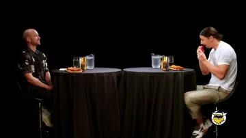 Zlatan Ibrahimović porte des baskets dans l’émission télévisée Hot Ones en septembre 2024