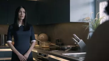 Outfits de la película Subservience: Alice (Megan Fox) lleva un vestido azul marino