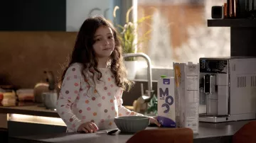 Prendas de la película Subservience: Top de pijama de lunares usado por Isla (Matilda Firth)