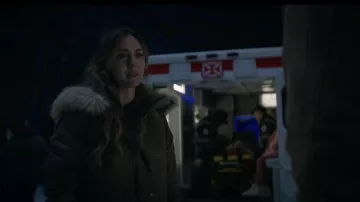 Vestuario de la película Subservience: Madeline Zima usa una chaqueta de parka para interpretar a Maggie