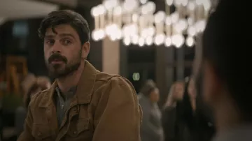 Atuendos de la película Subservience: Michele Morrone usa una chaqueta marrón de lona para interpretar a Nick