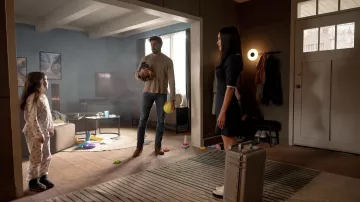 Accesorios de moda de Subservience: Maleta de acero utilizada por Alice (Megan Fox) en la película