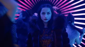 Tenues de la ballerine : Ana de Armas porte un pull à paillettes pour représenter Eve dans le film From the World of John Wick