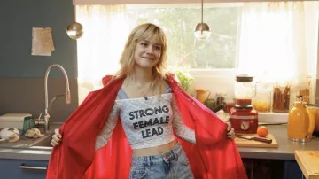Where's Wanda? TV series outfits: Wanda Klatt (Lea Drinda) is wearing Strong Female Lead white crop top in season 1, episode 1