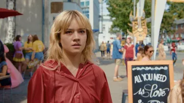 Wardrobe of Where's Wanda? Wanda Klatt (Lea Drinda) is wearing Red Rain Coat in season 1, episode 2