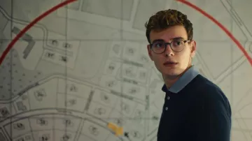 Where's Wanda? TV series Wardrobe: Ole Klatt (Leo Simon) wears Blue Polo Shirt in season 1, episode 2