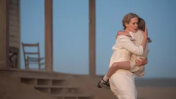 Hold Your Breath Movie Outfits : Sarah Paulson porte une robe blanche pour jouer Margaret Bellum