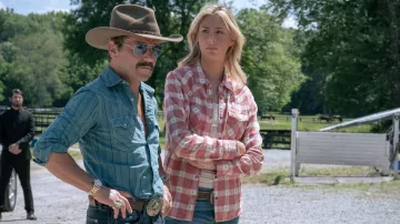 Tenues de Tulsa King Saison 2 : Scarlet Rose Stallone porte une chemise à carreaux rose pour jouer Spencer