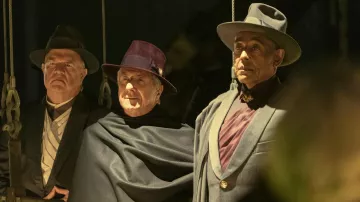 Garde-robe de Megalopolis Film : Giancarlo Esposito porte un chapeau Fedora gris pour jouer le maire Cicéron