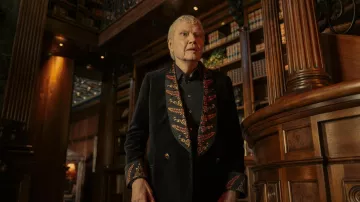 Costumes de film Megalopolis : Jon Voight porte une longue veste en velours brodé pour représenter Hamilton Crassus III
