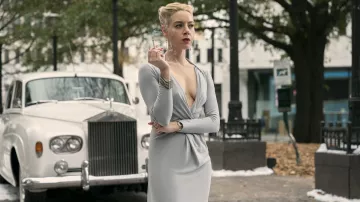Tenues du film Megalopolis : Wow Platinum (Aubrey Plaza) porte une robe longue grise