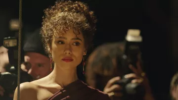 Armoire de Megalopolis : Nathalie Emmanuel porte des boucles d’oreilles rouges pour jouer Julia Cicero