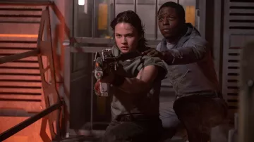 Costumes d’Alien : Romulus Film : Rain (Cailee Spaeny) porte un t-shirt vert olive surdimensionné