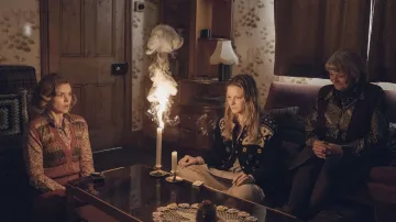 Tenues du film Starve Acre : Juliette (Morfydd Clark) porte un cardigan imprimé