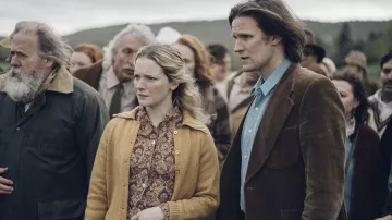 Penderie de Starve Acre Film : Morfydd Clark porte une chemise à imprimé floral pour représenter Juliette