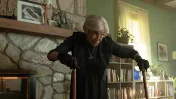 Tenues du film The Front Room : Kathryn Hunter porte un collier pendentif poisson pour jouer Solange