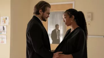 La garde-robe de cinéma de la salle avant : Brandy porte une veste cardigan longue noire pour représenter Belinda