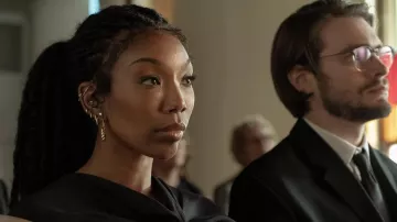 Armoire de cinéma de la salle de devant : Brandy porte de belles boucles d’oreilles en or pour jouer Belinda