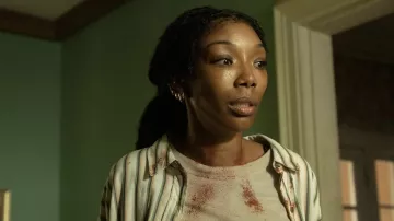 Les tenues de la salle : Belinda (Brandy) porte une chemise blanche rayée dans le film