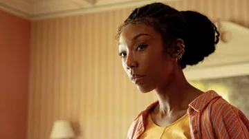 Tenues du film The Front Room : Belinda (Brandy) porte une chemise à rayures roses et orange