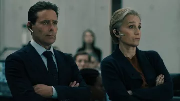 Garde-robe de la série télévisée Slow Horses : Kristin Scott Thomas porte un chemisier marron pour incarner Diana Taverner dans l’épisode 1 de la saison 4