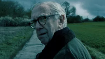 Atuendos de la serie de televisión Slow Horses: Jonathan Pryce usa anteojos redondos de La Habana para interpretar a David Cartwright en el episodio 1 de la temporada 4