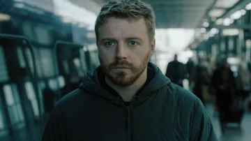 Tenues des Slow Horses : River Cartwright (Jack Lowden) porte une doudoune à capuche zippée dans la saison 4, épisode 4