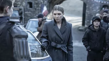 Wardrobe of The Walking Dead: Daryl Dixon: Isabelle Carrière (Clémence Poésy) wears Grey Wool Coat in season 2