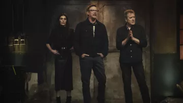 Tenues de la série télévisée Killer Cakes : Matthew Lillard porte une veste en jean noir