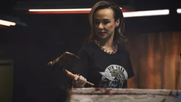 Killer Cakes TV Show Penderie : Danielle Harris porte un t-shirt imprimé New York Motorcycle en noir