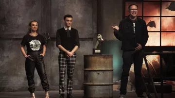 Tenues de la série télévisée Killer Cakes : Nikk Alcaraz porte un pantalon à carreaux dans la saison 1