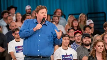 Tim Dillon porte une chemise formelle bleue dans Tim Dillon : This Is Your Country sur Netflix